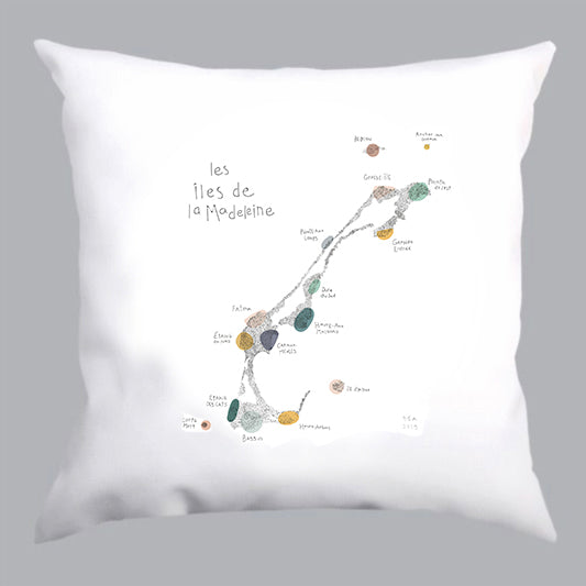 coussin blanc, coussin blanc avec illustration de la carte des îles de la Madeleine. coussin blanc Îles de la Madeleine, white pillow with Madgalen Islands map, home decoration, décoration maison, À Marée Basse